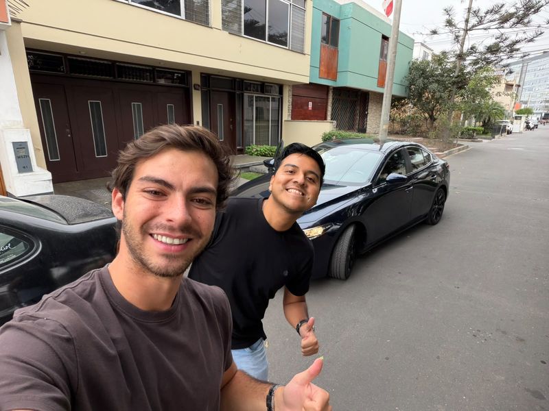 Sebastián con su Mazda 3 Sedan High 2023